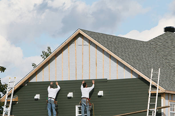 Professional Vinyl Siding technician working in Jacksonville, OR